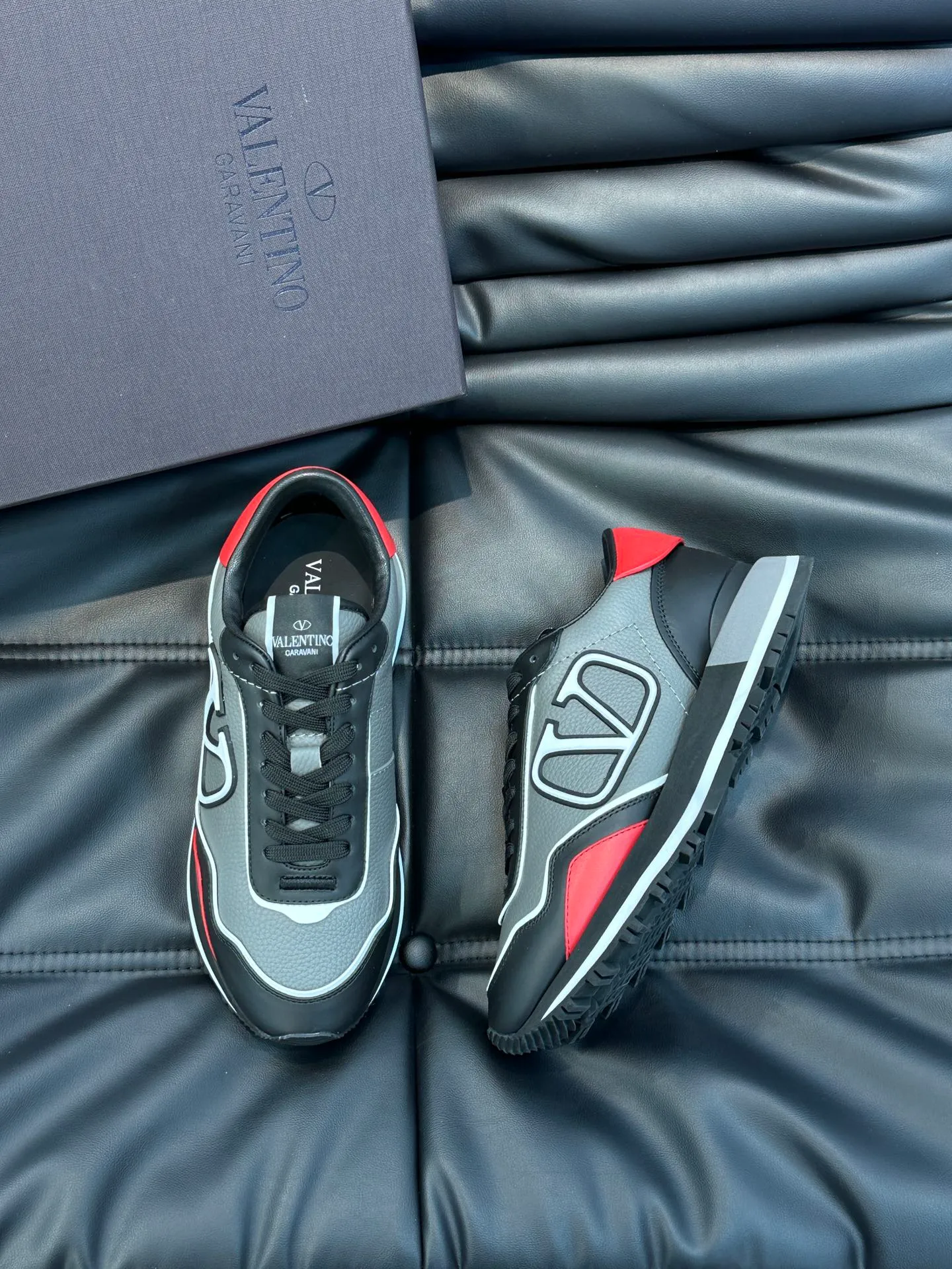 P540💰 Product trademark: VALENTINO "Valentino" Regular size: 38-44 [45 customized] Product material: Warren men's casual sports shoes, made of imported first-layer cowhide, with brand emblem on the tongue, rivet rubber outsole, non-slip, wear-resistant and shock-absorbing, cowhide lining foot pads, comfortable and breathable, with original box packaging equation bag!